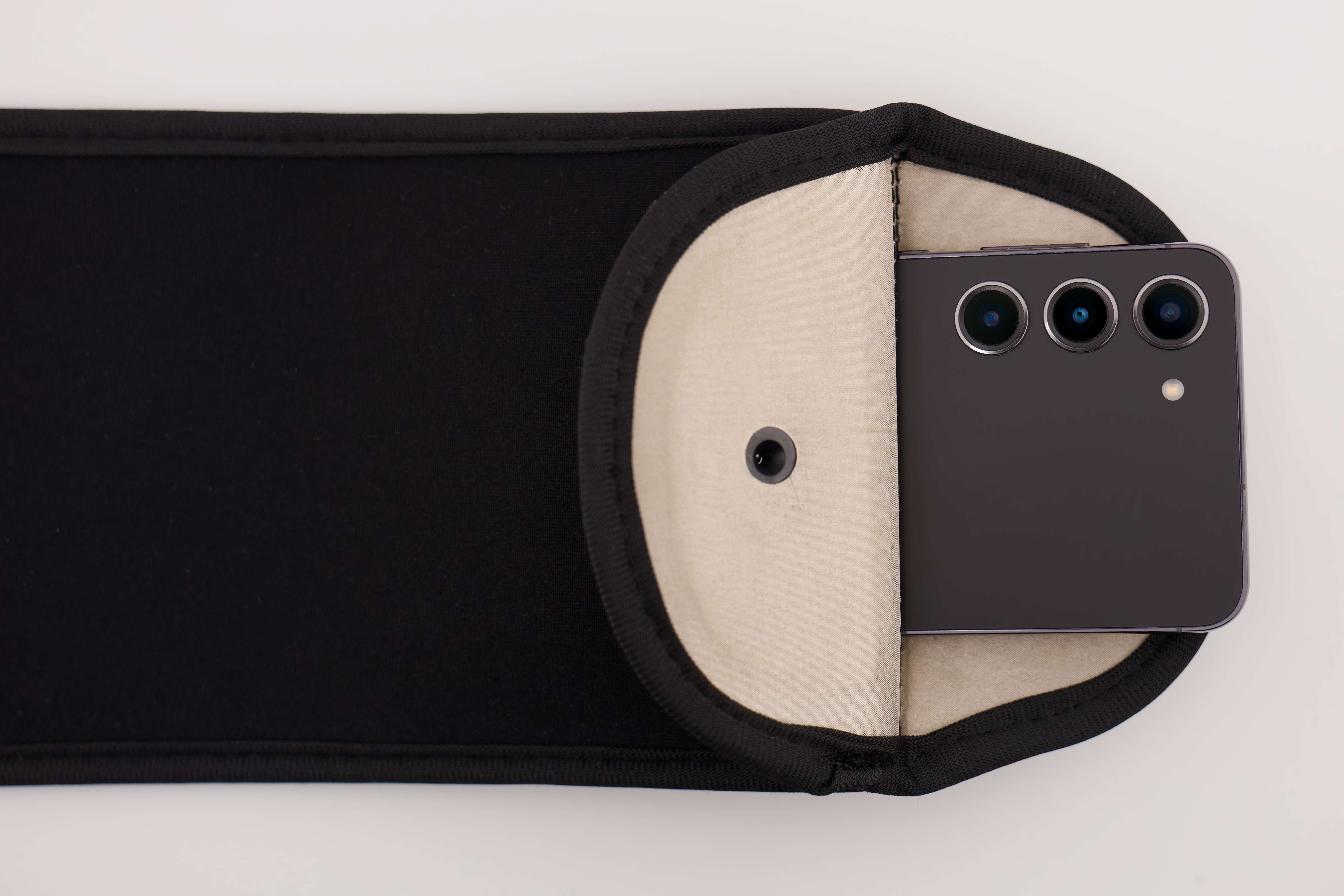 IntusCase z telefonem